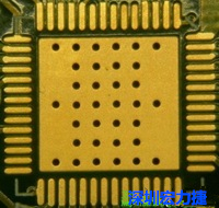 這是最不好的通孔設(shè)計(jì)，貫穿通孔直接擺放于QFN的接地散熱墊上，制造上無(wú)法確保其錫量，也就無(wú)法確保焊接良好。