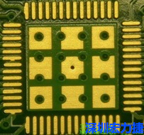 這個(gè)通孔的設(shè)計(jì)勉強(qiáng)可以接受，只剩下正中間一個(gè)通孔沒(méi)有塞孔，而且孔徑也變小了。