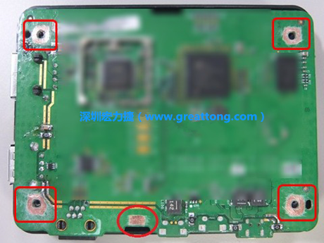 手動去綠漆。使用傳統(tǒng)的刀片去除綠漆后的效果。