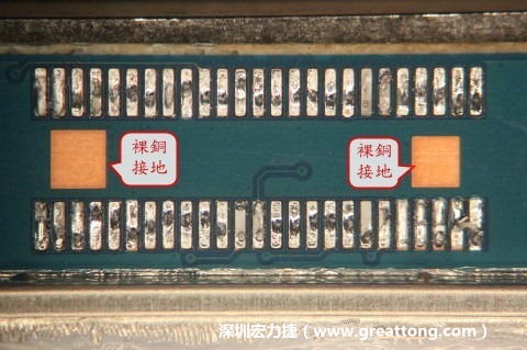 把板對(duì)板連接器全部移除，發(fā)現(xiàn)其下方板子共有兩個(gè)裸銅的方形設(shè)計(jì)。