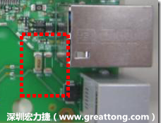 有人認(rèn)為電容旁邊已經(jīng)有螺絲將電路板固定于機殼上了，不應(yīng)該發(fā)生電路板彎曲的現(xiàn)象才對。