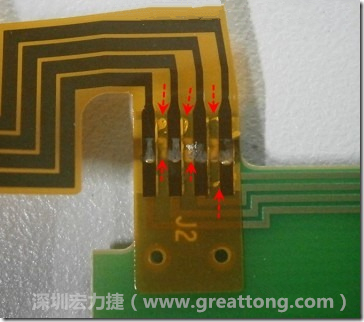 這張圖所顯示的,PCBA工廠實(shí)際進(jìn)行HotBar(熱壓熔錫焊接)焊接的時(shí)候,經(jīng)常會(huì)出現(xiàn)這類焊墊之間短路的問(wèn)題,下面的圖示為比較嚴(yán)重的案例,大部分都只有部份溢錫,但這對(duì)品質(zhì)信賴杜已經(jīng)產(chǎn)生了及大的為害,既使現(xiàn)在測(cè)試沒(méi)有出現(xiàn)問(wèn)題,難保在高溫膏濕的環(huán)境下不會(huì)出現(xiàn)電子遷移(Electromigration)的現(xiàn)象。