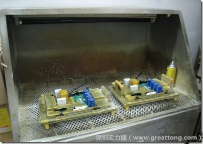 使用噴涂(Spraying)方式作業(yè)conformal coating時(shí)，需設(shè)備抽真空的設(shè)備，否則噴涂的物質(zhì)會(huì)飄散到空氣當(dāng)中，影響人體的健康。