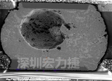 錫球氣泡大到足以影響到焊接的品質(zhì)，下圖是錫球切片后的剖面，可以很明顯看到氣泡已經(jīng)有錫球的 1/3 大了