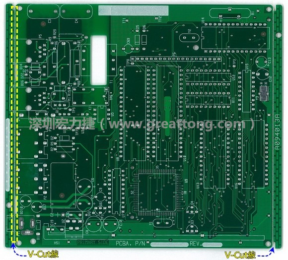 所謂【V-cut】是印刷電路板(PCB)廠(chǎng)商依據(jù)客戶(hù)的圖紙要求,事先在PCB的特定位置用轉(zhuǎn)盤(pán)刀具切割好的一條條分割線(xiàn),其目的是為了方便后續(xù)SMT電路板組裝完成后的「分板(De-panel)」之用,因?yàn)槠淝懈詈蟮耐庑涂雌饋?lái)就像個(gè)英文的【V】字型,因此得名。