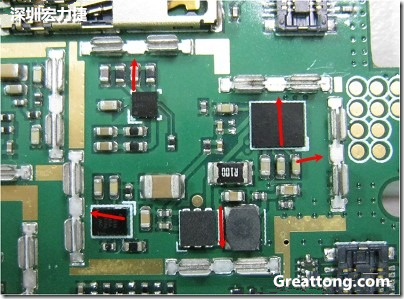 圖中顯示一塊電路板使用這種屏蔽夾(shielding clip)的實(shí)例。基本上我們?cè)趶澖堑牡胤蕉荚O(shè)計(jì)擺放了一個(gè)屏蔽夾，這樣可以讓作業(yè)員比較方便安裝屏蔽罩(shielding can)時(shí)的對(duì)位準(zhǔn)確。然后在其他沒(méi)有屏蔽夾的地方也設(shè)計(jì)了一些接地的布線，一來(lái)可以稍微提升屏蔽罩的電磁隔絕能力，另一方面也可以為屏蔽夾無(wú)效時(shí)，馬上可以更改為屏蔽框，而無(wú)需要重新設(shè)計(jì)電路板。