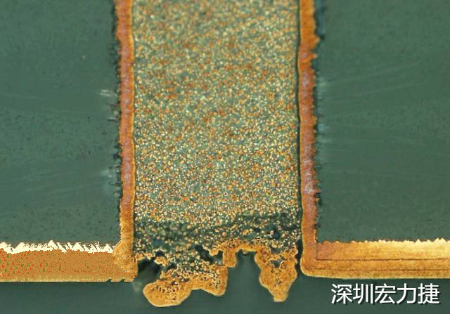 PCB設(shè)計之導(dǎo)電孔塞孔工藝 導(dǎo)電孔Via hole又名導(dǎo)通孔，為了達到客戶要求，導(dǎo)通孔必須塞孔，經(jīng)過大量的實踐，改變傳統(tǒng)的鋁片塞孔工藝，用白網(wǎng)完成板面阻焊與塞孔。生產(chǎn)穩(wěn)定，質(zhì)量可靠。