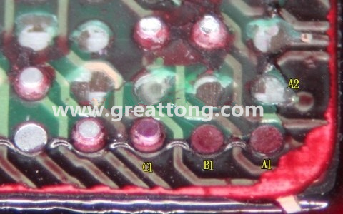 下圖是紅墨水測(cè)試后將PCB板子拿回來(lái)側(cè)一個(gè)角度拍攝的照片，就可以很清楚的看到錫球黏在PCB端，或不在PCB端。