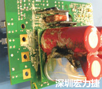 元件選擇不當(dāng)導(dǎo)致大量電流或電壓流經(jīng)電路，將會(huì)發(fā)生像這個(gè)燒融電容器的損壞情形。