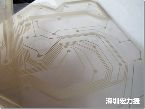 下面第二個(gè)圖則是另一片也有著按鍵線路的PTF，當(dāng)上、下兩面PTF的按鍵結(jié)點(diǎn)互相接觸后就可以計(jì)算出是哪個(gè)按鍵被按下了?？墒钱?dāng)按鍵沒有按下時(shí)，上下兩片PTF的線路則是分開的，所以上圖那片PTF的線路上面其實(shí)還另外覆蓋了另一層透明的PET作為絕緣層，只露出了需要在鍵盤按下時(shí)才會(huì)碰觸的接觸點(diǎn)，因?yàn)檫@些材質(zhì)使用的都是Polymer，所以才撐這樣的技術(shù)為Polydome(聚合簧片)。