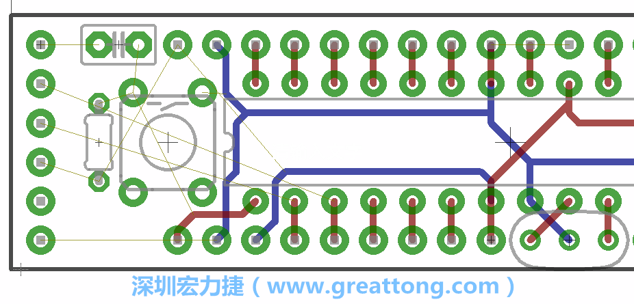 到目前為止，你應(yīng)該只剩下四個(gè)部分還未進(jìn)行布線，10K重置上拉電阻器、重置電容和1×6的序列排針。