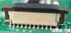 一開始的 connector 把 塑膠蓋子(cap) 塞到了 connector 的接觸彈片內(nèi)側(cè)。