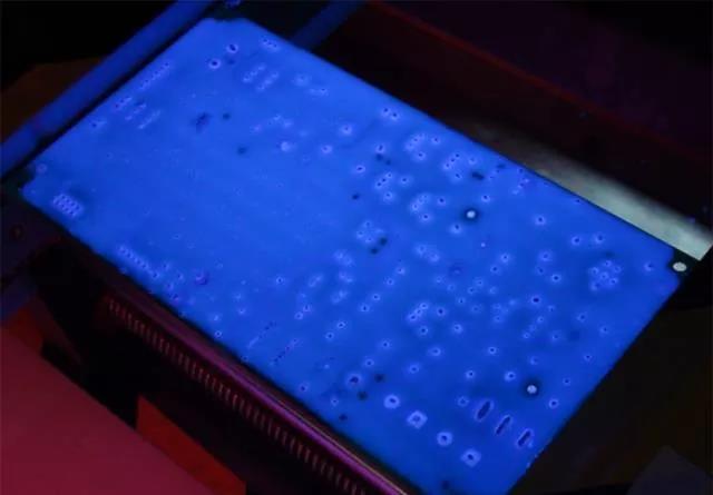 經(jīng)過(guò)涂覆工藝后的PCB，在紫光燈下的拍攝效果，原來(lái)coating也可以這么美！