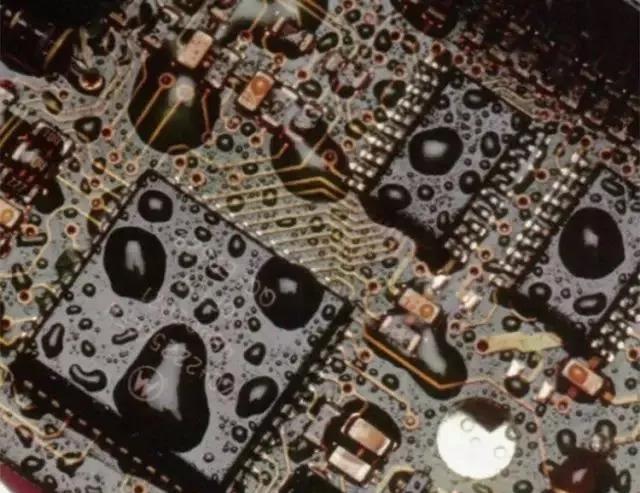 經(jīng)過(guò)涂覆工藝后的PCB，在表面形成透明的保護(hù)膜，能有效防止水珠和潮氣侵入，避免漏電和短路。